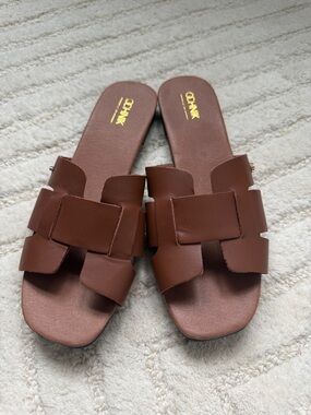 New Ochnik leather European sandals size 9
